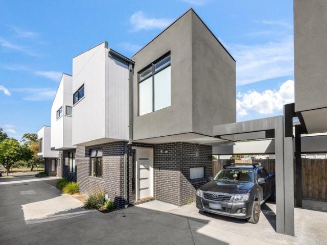 Unit 5, 148 Francis Street, Yarraville VIC 3013 2 bedrooms 2 bathrooms Study area Backyard decking