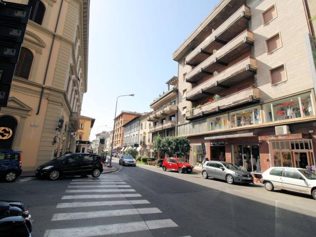 Unita' Immobiliare Di Ampia Superficie Con Ottime Potenziali. 155m² Montecatini Terme