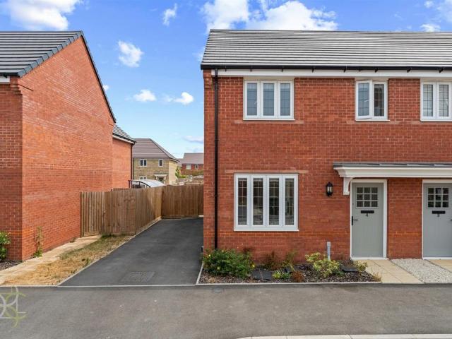 University Fields, Evesham 3 bed semi detached house to rent £1,350 pcm £312 pw