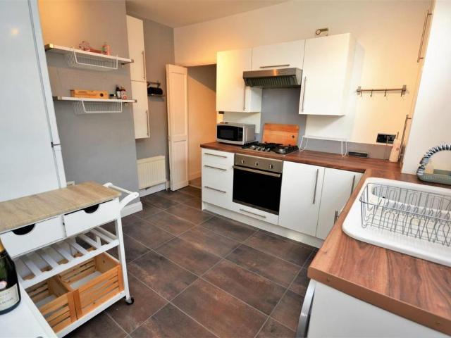 University Road, Tooting, London, SW19 2 bed maisonette to rent £2,250 pcm £519 pw