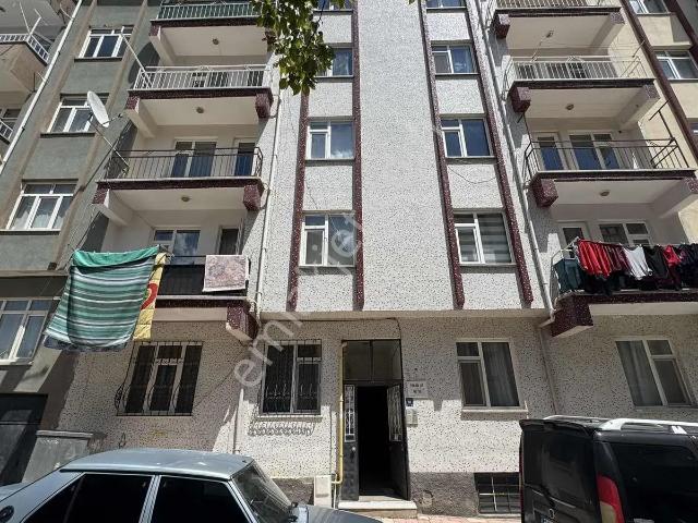 Üniversite Mahallesi Taş Konak Arkasında Satılık Ara Kat Daire
