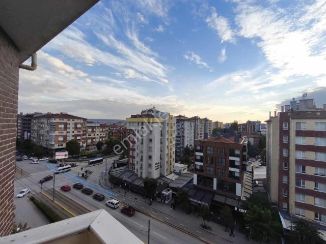 Üniversite Caddesi Üzeri Mükemmel Konumda 3+1 Kiralık Daire