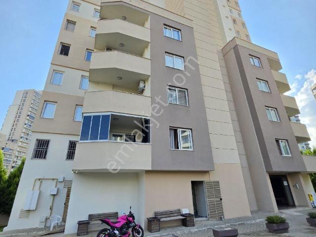 Üniversite Caddesinde Lüx Sitede Eşyalı 1+1