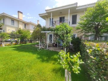Üniversite Civarı Siteiçi Ayçadan Satılık 5+1 Bahçeli Lüks Villa