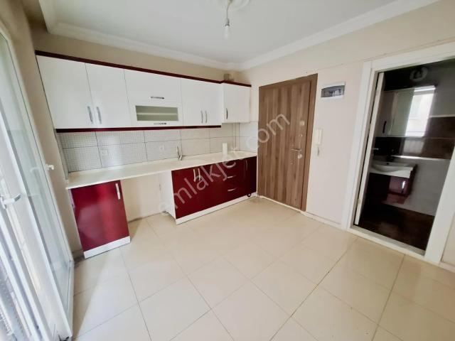 Üniversite Yürüme Mesafesi 1+1 Balkon otopark asansör Esyasız