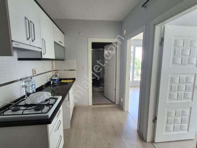 Üniversite Yolu Üzeri Geniş Balkonlu 2+0 Kiralık Daire