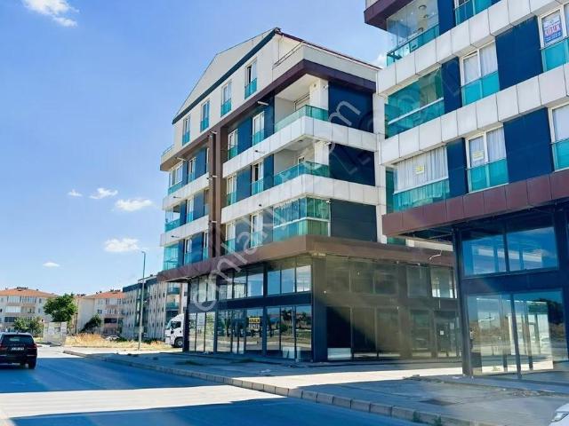 Üniversiteye Yakın Ana Cadde Üstünde Balkonlu Satılık 1+1 Daire