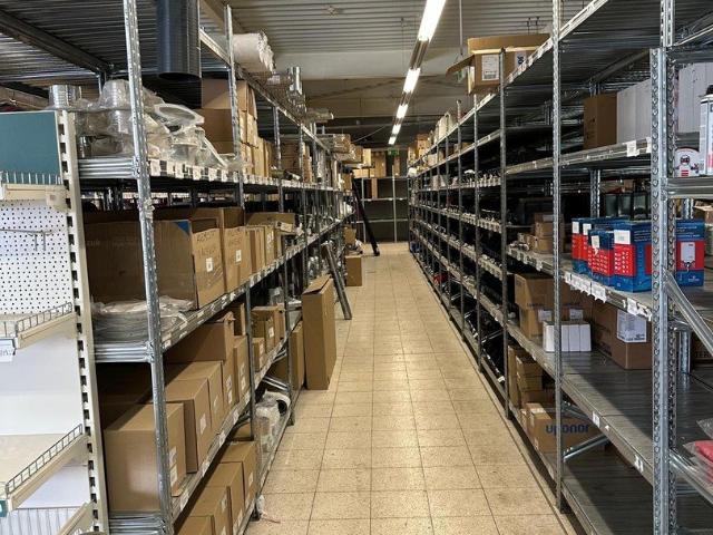 Uniwersalny lokal 400 m² z dużym parkingiem i rampą