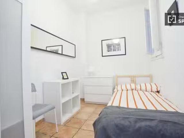 ¡Oferta! 5 dormitorios en apartamento renovado en alquiler en.