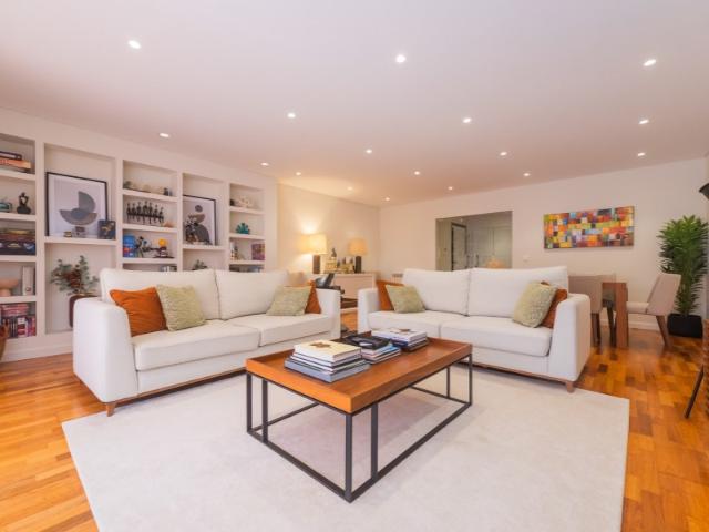 ÚNICO! T3 Duplex | 2 Grandes Terraços, 2 Parqueamentos e Enorme Arrecadação | Belas Clube de Campo