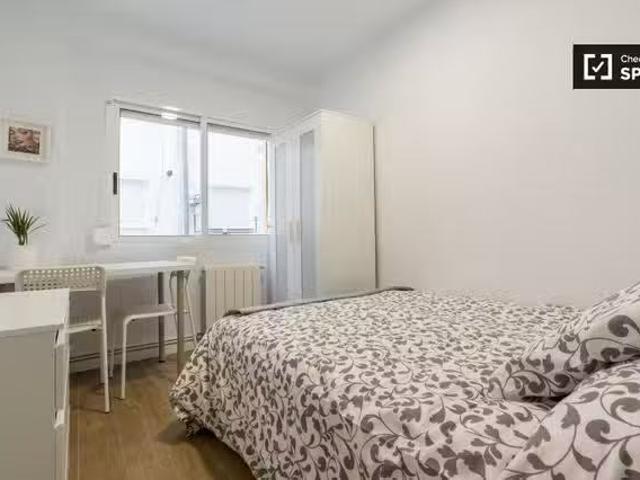 ¡Recién llegado! Acogedora habitación en un apartamento de 5 d.