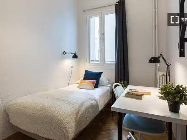 Bonito Acogedora habitación en un apartamento de 6 dormitorios.