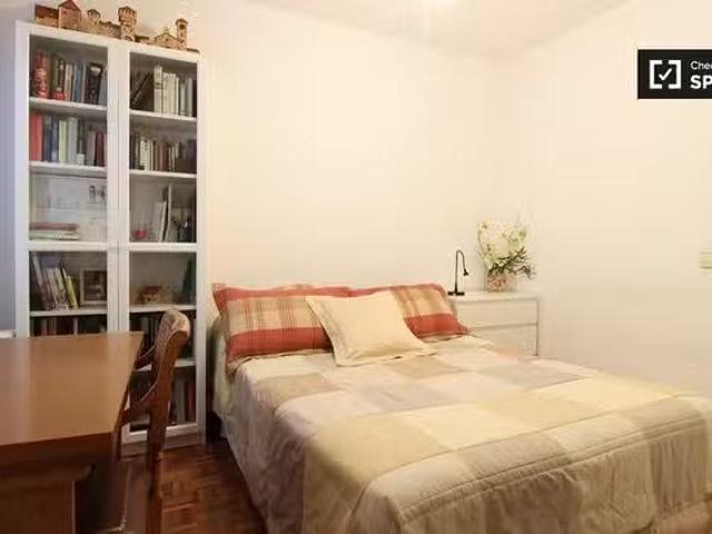 Barato Acogedora habitación en un apartamento de 3 dormitorios.