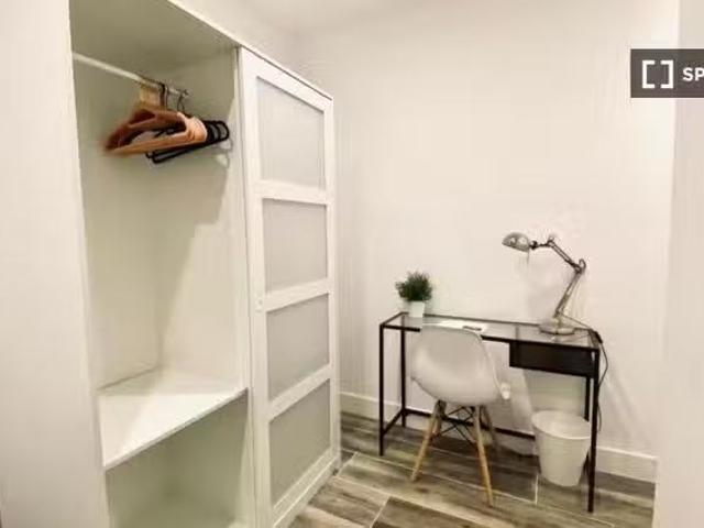 ¡En alquiler! Acogedora habitación en apartamento de 5 dormito.
