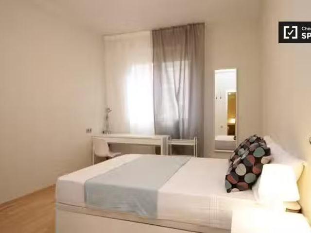 ¡Recién llegado! Amplia habitación en un apartamento de 5 dorm.