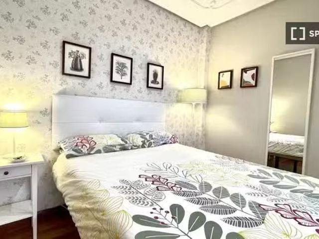 Encantador Amplia habitación en un apartamento de 5 dormitorio.