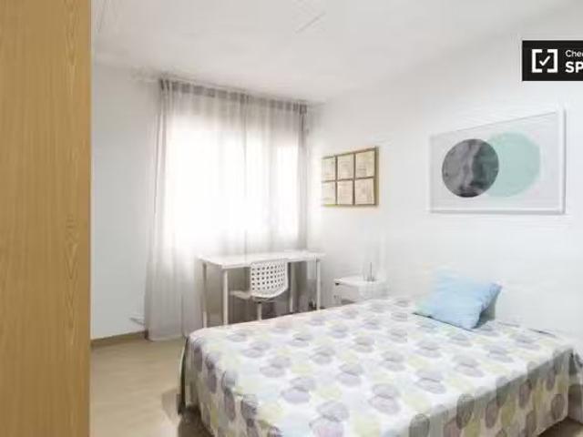 ¡En alquiler! Amplia habitación en un apartamento de 8 dormito.