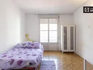 ¡Oferta! Amplia habitación en alquiler en piso de 9 habitacion.