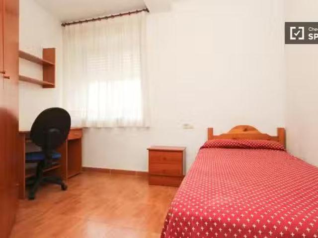 Encantador Amplia habitación en piso compartido en Granada Cit.