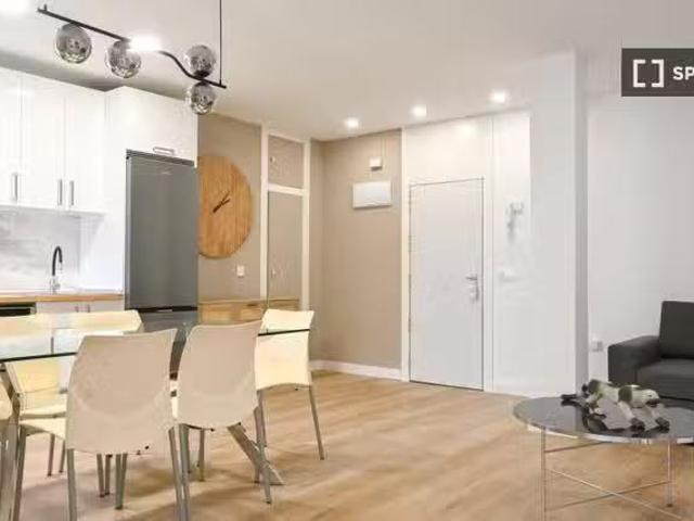 Único Apartamento de 3 dormitorios en alquiler en Lucero, Madr.