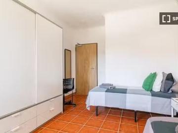 Barato Cama en alquiler en habitación compartida en Bellaterra.