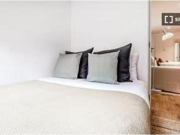 Bonito Dormitorio privado en un apartamento compartido de 4 do.
