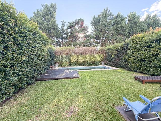 UNICO DOS AMBIENTES CON JARDIN, PARRILLA Y PILETA PROPIA