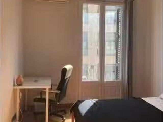 Bonito Enorme habitación en alquiler, apartamento de 3 dormito.