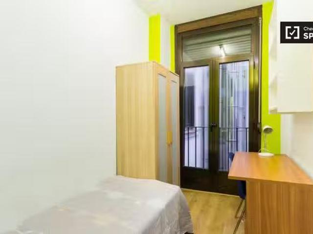 Barato Enorme habitación en piso de 12 habitaciones en Puerta.