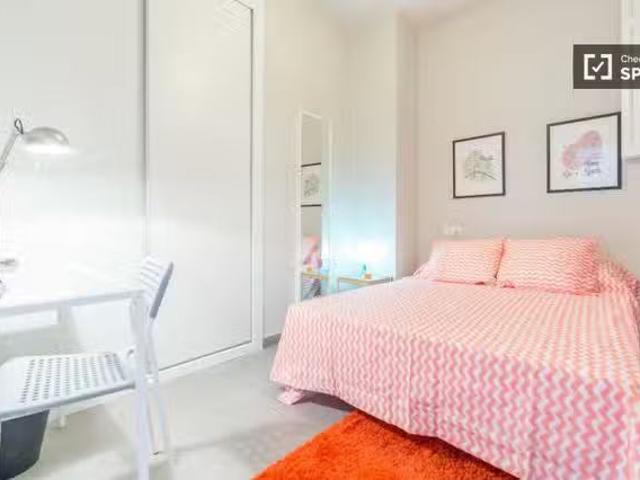 ¡Oferta! Encuentra una habitación en un apartamento de 5 dormi.