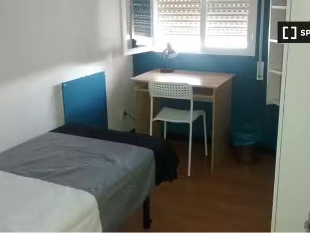 Barato Habitación amueblada en un apartamento de 6 dormitorios.