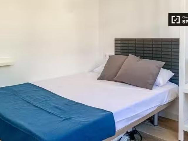 ¡Recién llegado! Habitación doble en apartamento de 5 dormitor.