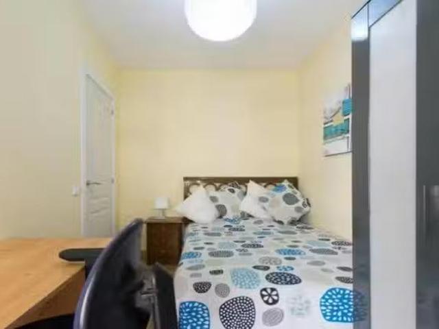 ¡Renta! Habitación en Avenida Reyes Católicos, Junta Municipal 2