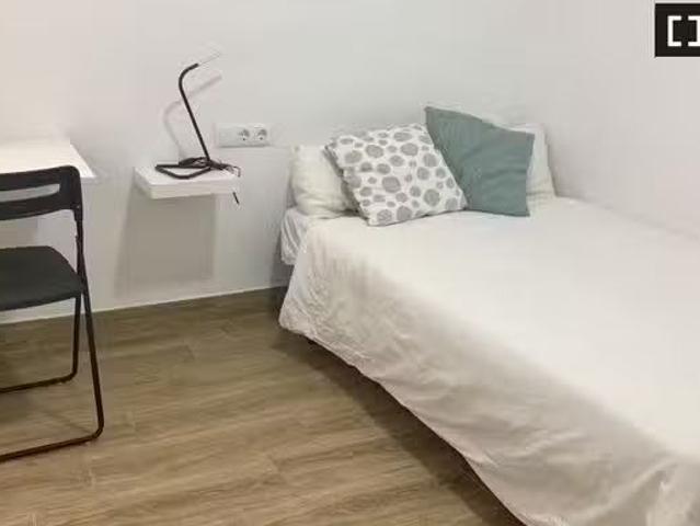 ¡Recién llegado! Habitación en apartamento de 4 dormitorios en.