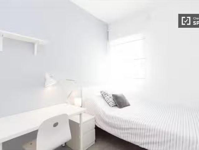 Bonito Habitación en apartamento de 4 habitaciones en Campamen.