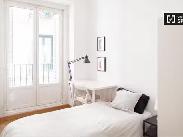 ¡En alquiler! Habitación en apartamento de 7 dormitorios en La.