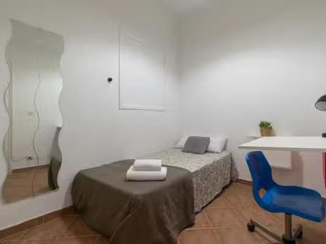 ¡Recién llegado! Habitación en Calle Mesón de Paredes, Embajad.