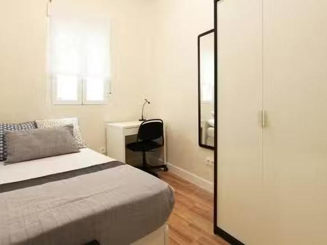 Encantador Habitación en Calle Mesón de Paredes, Embajadores