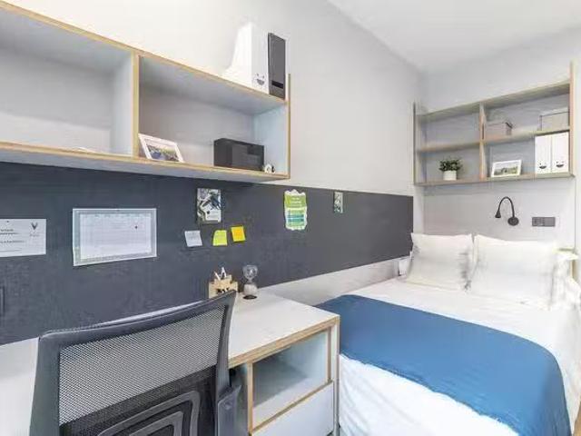 Encantador Habitación en Calle Camilo José Cela, La Buhaira