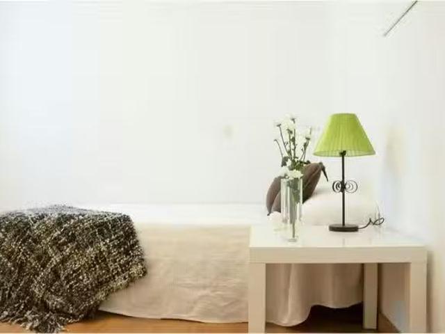 ¡Recién llegado! Habitación en Calle de Montesa, Lista