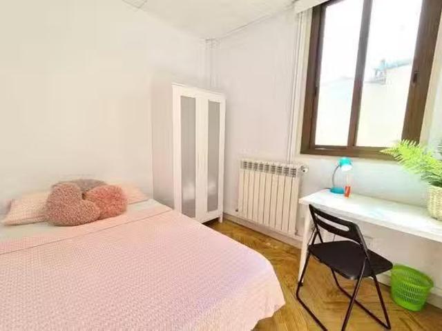 Encantador Habitación en Calle de Alberto Aguilera, Universidad