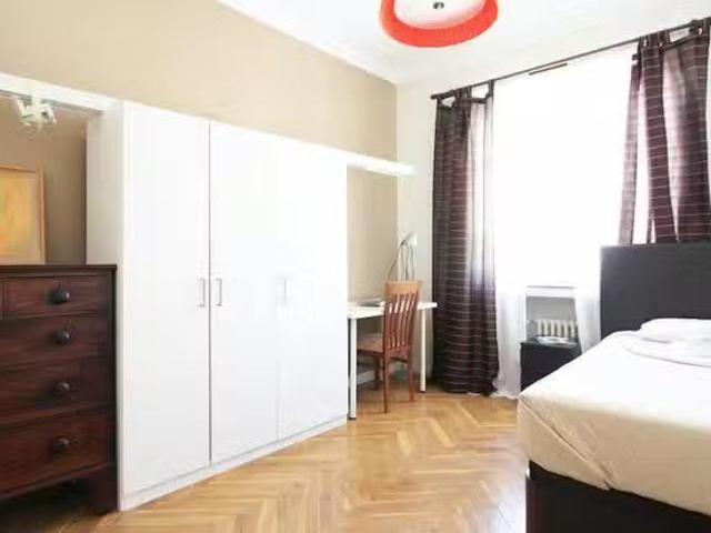 Acogedor Habitación en Calle de Juan Álvarez Mendizábal, Argüe.