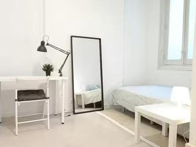 Bonito Habitación en Calle de las Fuentes, Sol