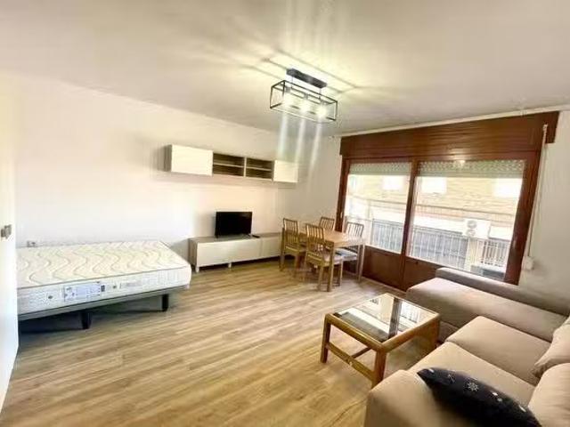 ¡En alquiler! Habitación en Calle San Carlos, Carolinas Bajas