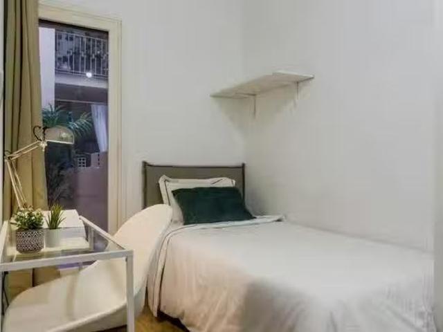 ¡En alquiler! Habitación en Carrer de Cabanes, El Poblesec