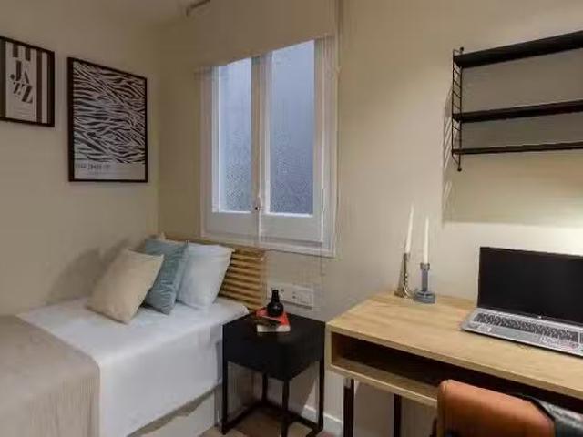 ¡Oferta! Habitación en Carrer de Còrsega, 396