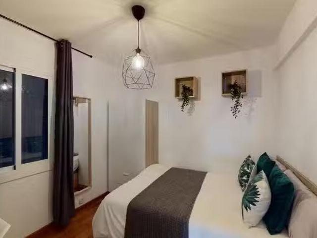 Único Habitación en Carrer de la Diputació, l'Antiga Esquerra.