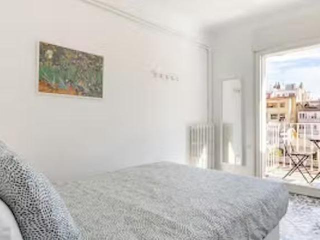 ¡Recién llegado! Habitación en Carrer del Rosselló, Dreta de l.