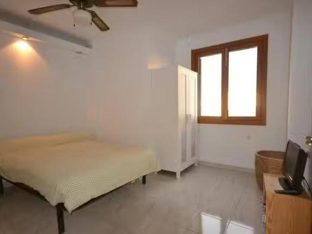 ¡En alquiler! Habitación en Carrer Nicolau de Pacs, Llevant