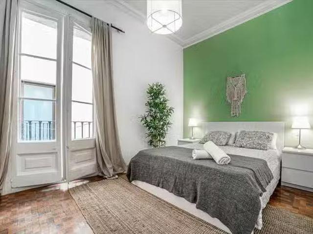 Bonito Habitación en Gran Via de les Corts Catalanes, Dreta de.